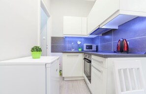 Réfrigérateur, four à micro-ondes, un four, cafetière-théière