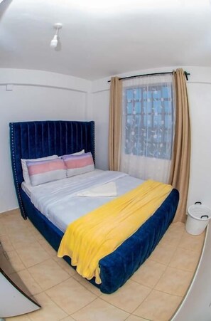 1 室のベッドルーム、セーフティボックス (室内)、デスク、WiFi