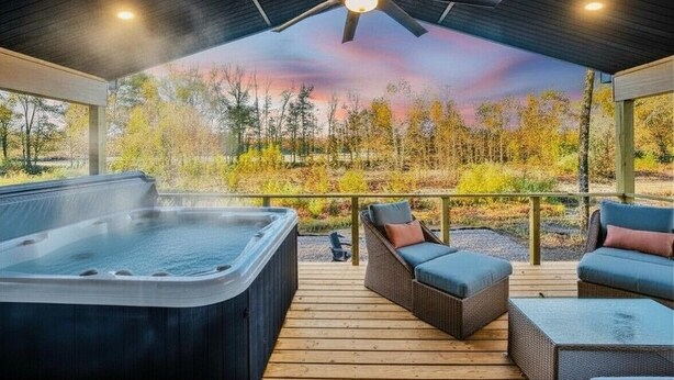 Jacuzzi, mobiliari exterior i vista als arbres.