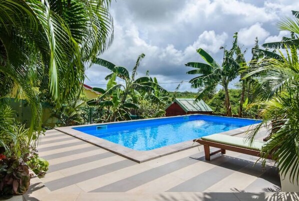 حمّام سباحة خارجي