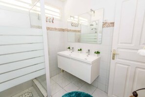 مجففات شعر، مناشف، صابون، ورق حمّام