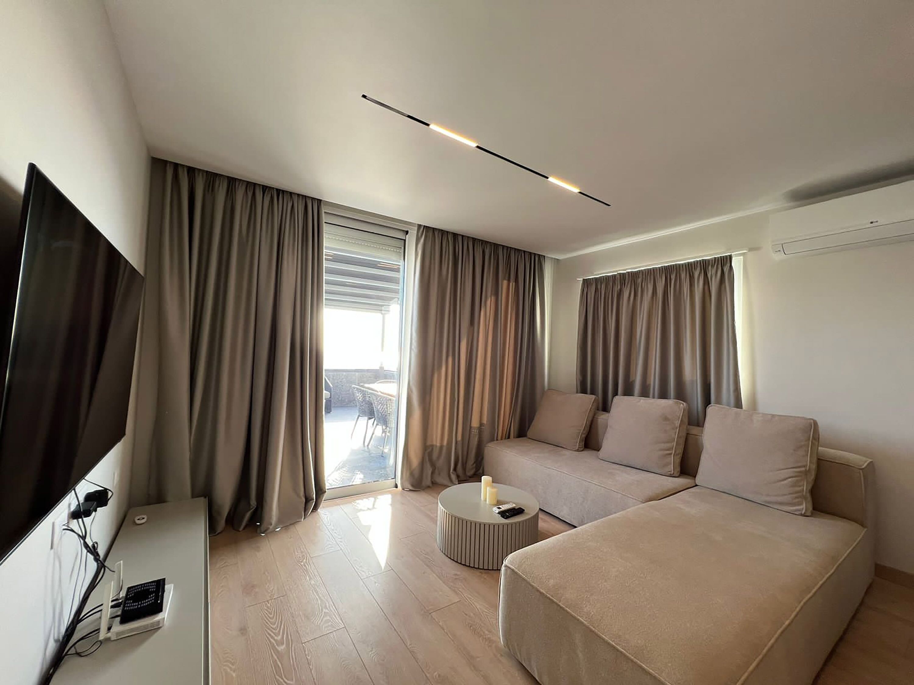 Departamento Deluxe, 1 habitación | Área de sala de estar | Televisión de pantalla plana de 42 pulgadas con canales por cable 