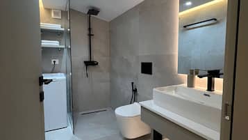 Deluxe Apartment, 1 Bedroom | Bilik Mandi | Bidet, tuala disediakan, tisu tandas