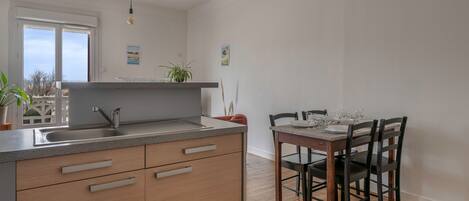 Fridge, microwave, oven, coffee/tea maker