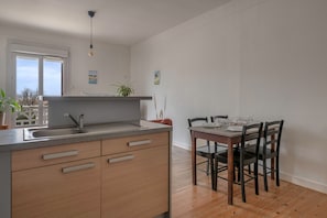 Kühlschrank, Mikrowelle, Ofen, Wasserkocher mit Kaffee-/Teezubehör