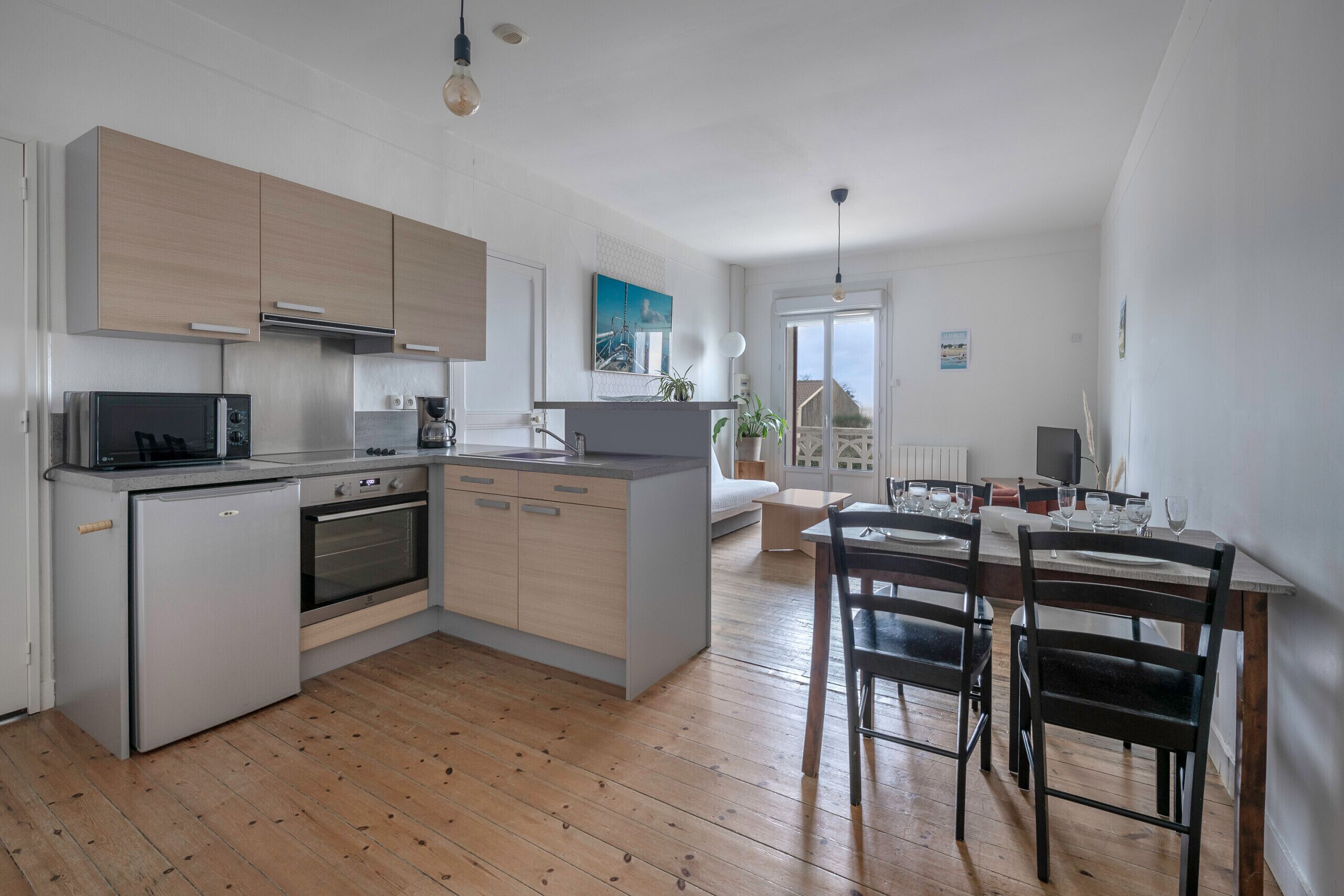 Réfrigérateur, micro-ondes, four, cafetière/bouilloire