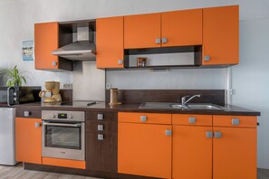 Fridge, microwave, oven, coffee/tea maker
