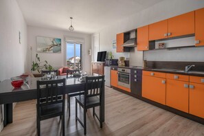 Fridge, microwave, oven, coffee/tea maker