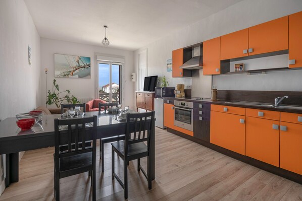 Fridge, microwave, oven, coffee/tea maker
