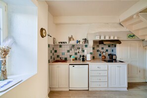 Een koelkast, een microgolfoven, een oven, een vaatwasser