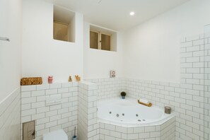 Jetted tub, hair dryer, towels, soap