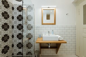 Jetted tub, hair dryer, towels, soap - Relax and dream in blue apt, 3mins to Wenceslas sq., BLUE (Hlavní mesto Praha)