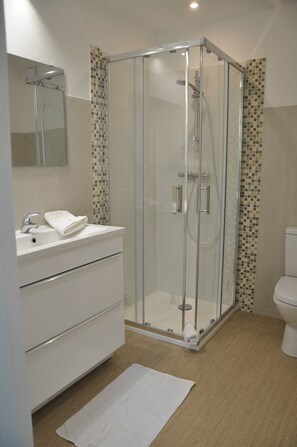 Shower - Maison de Pierre Dans la Campagne Périgourdine (Salignac-Eyvigues)