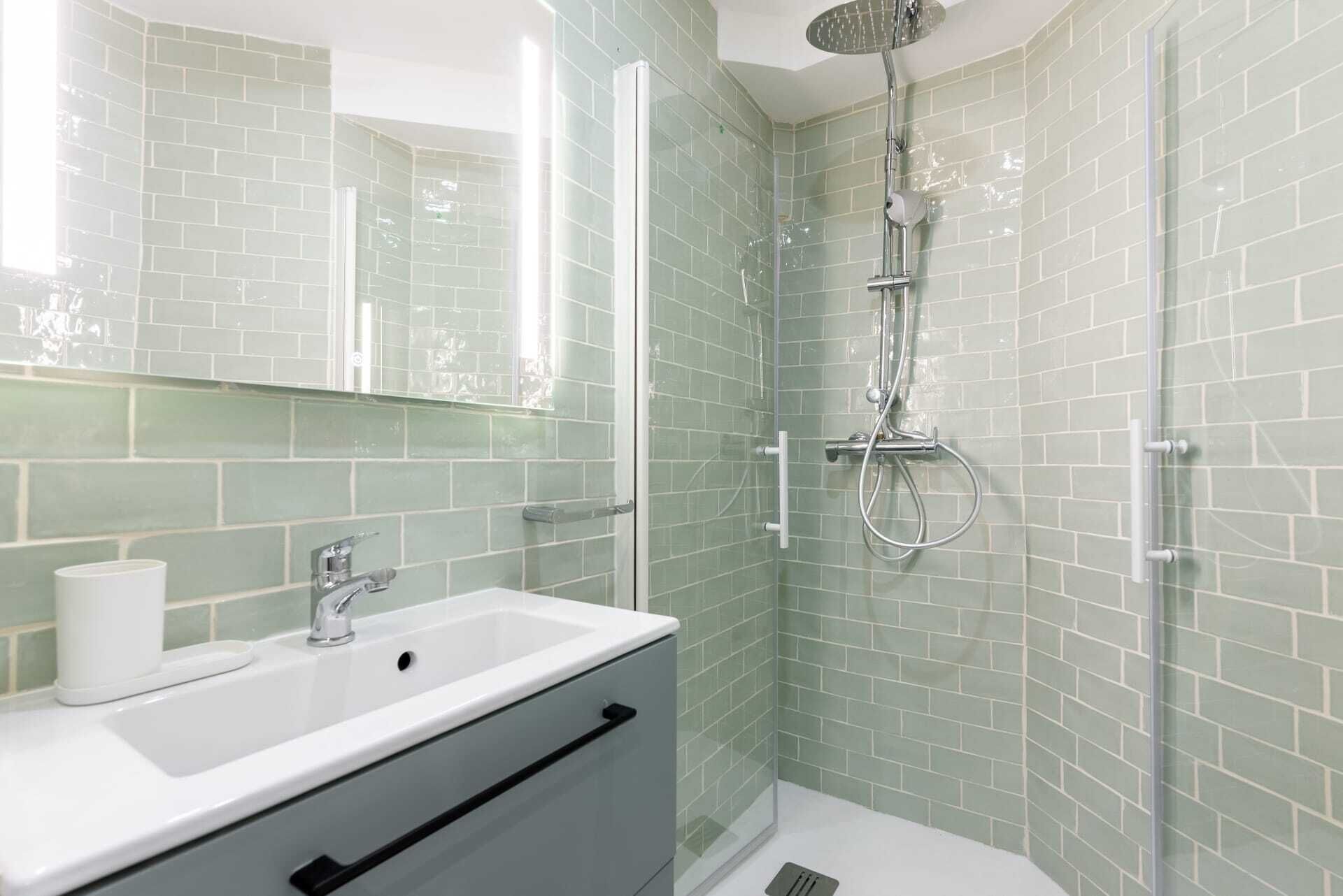 Douche, sèche-cheveux, serviettes fournies