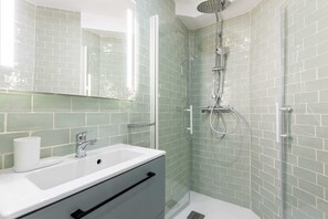 Douche, sèche-cheveux, serviettes fournies