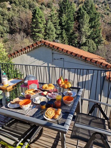 Gite entièrement neuf, en pleine nature, en bordure de la rivière ...