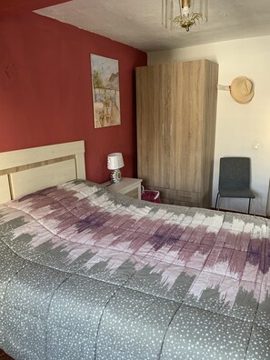 3 bedrooms, WiFi, bed sheets - Apartment for 6 persons, just 15 minutes from the sea. (AN)