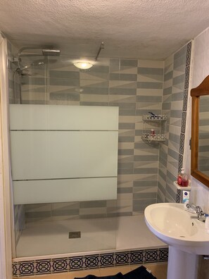 Shower, bidet, towels, soap - Apartment for 6 persons, just 15 minutes from the sea. (AN)