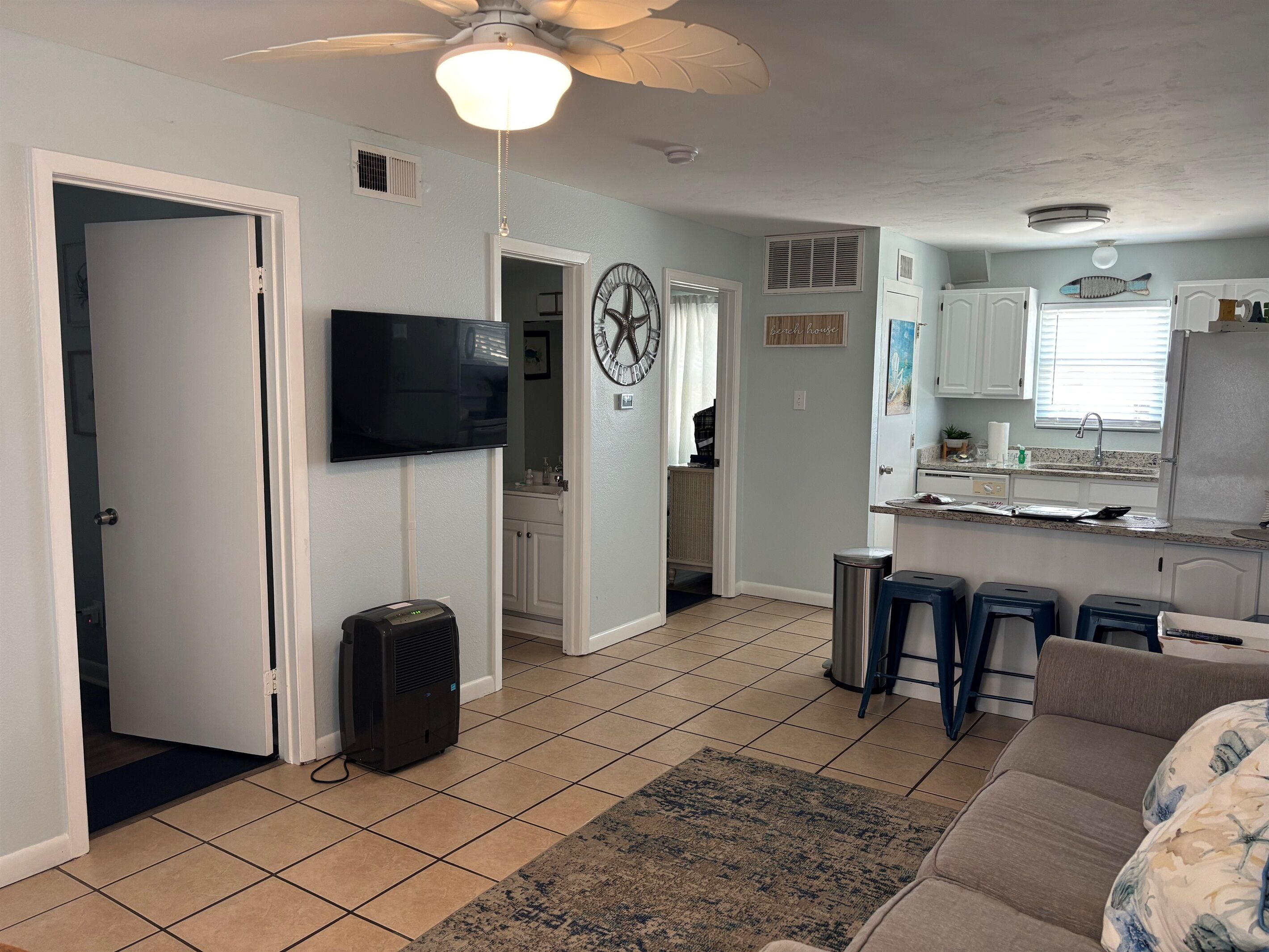 Smart TV, DVD player, livros, videoteca