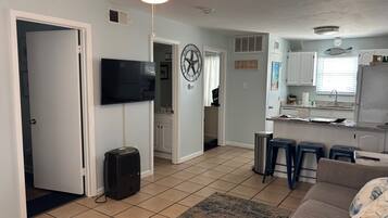 Smart TV, DVD player, livros, videoteca