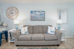 Smart-TV, DVD-spiller, bøker og filmbibliotek