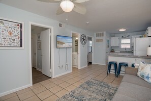 Smart-TV, DVD-spiller, bøker og filmbibliotek