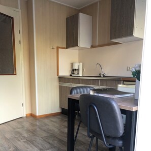 Fridge, stovetop, coffee/tea maker, electric kettle
