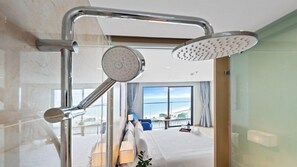 Habitació doble Premier, 1 llit de matrimoni gran, vistes a l'oceà | Sala d'estar | Televisor intel·ligent de 43 polzades amb canals digitals 