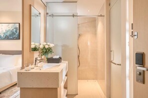 Quarto casal premier, 1 cama King, vista para o oceano | Banheiro | Chuveiro, chuveiro com efeito de chuva, produtos de toalete de grife 
