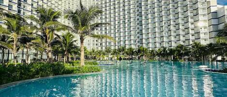 2 outdoor pools