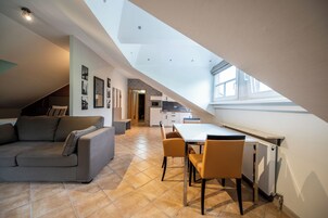 Loft família, várias camas, cozinha | Área de estar | TV de tela plana 80 cm com canais via satélite, TV, Netflix