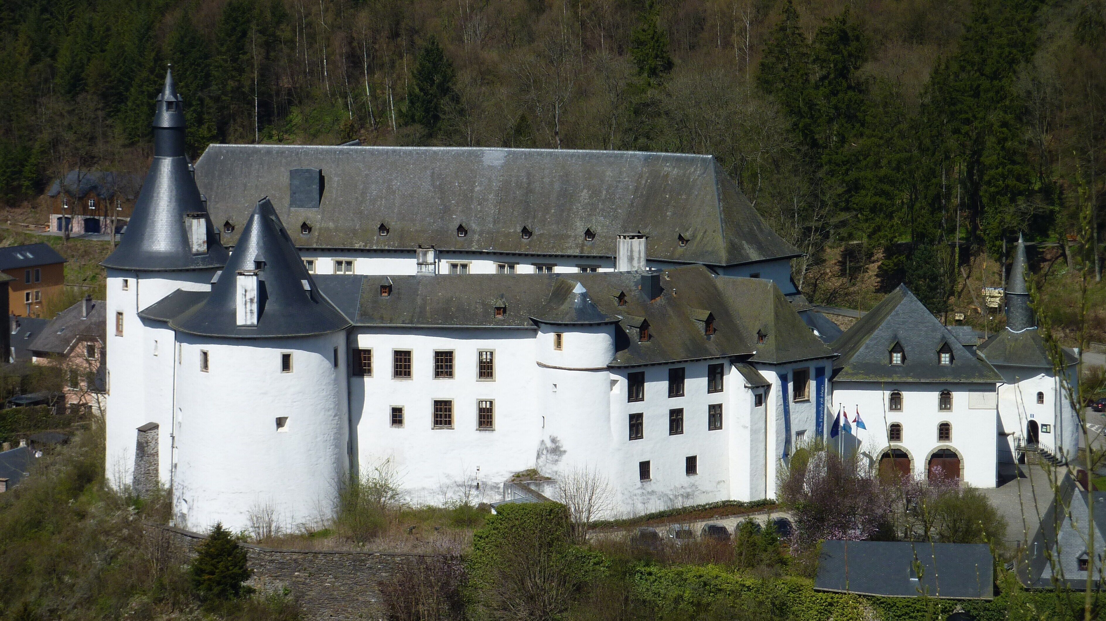 Een groot, historisch gebouw met meerdere torens, waaronder een opvallende centrale toren.