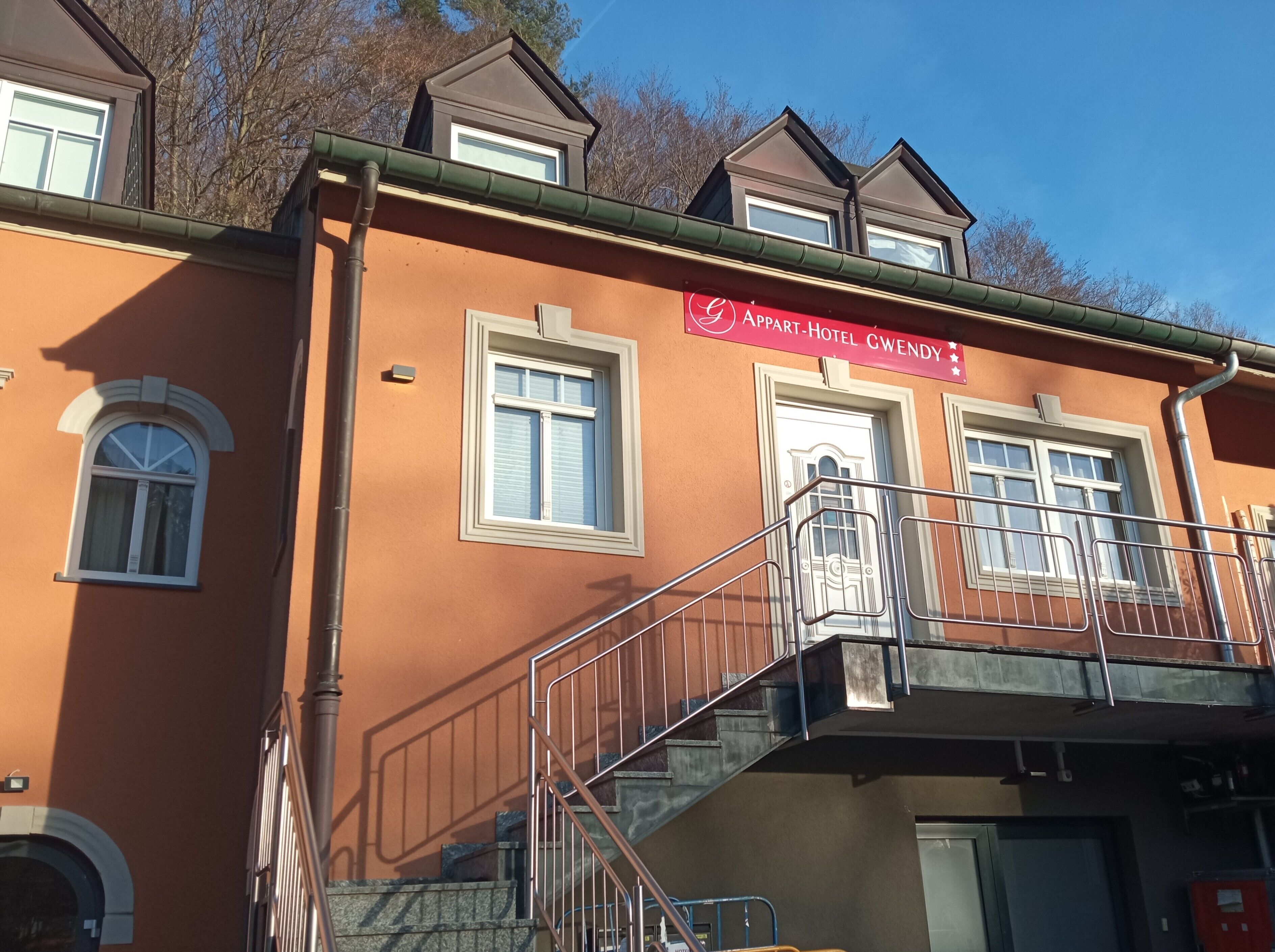 A building with a red sign reading "Appart-Hotel Gwendy".