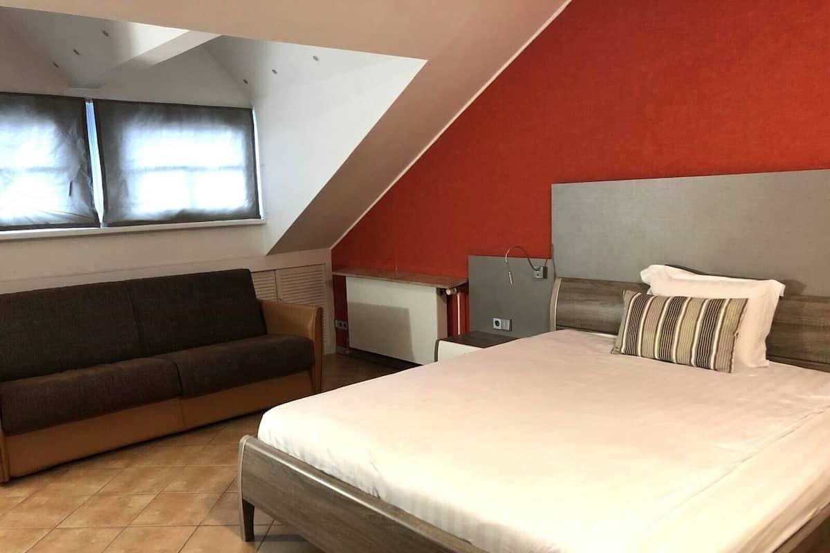 Senior Studio | 1 bedroom, in-room safe, individually furnished, laptop workspace