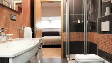 Senior-Studio | Badezimmer | Dusche, kostenlose Toilettenartikel, Haartrockner, Handtücher