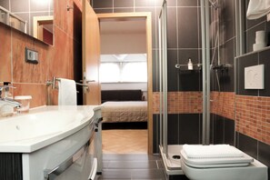 Senior-Studio | Badezimmer | Dusche, kostenlose Toilettenartikel, Haartrockner, Handtücher