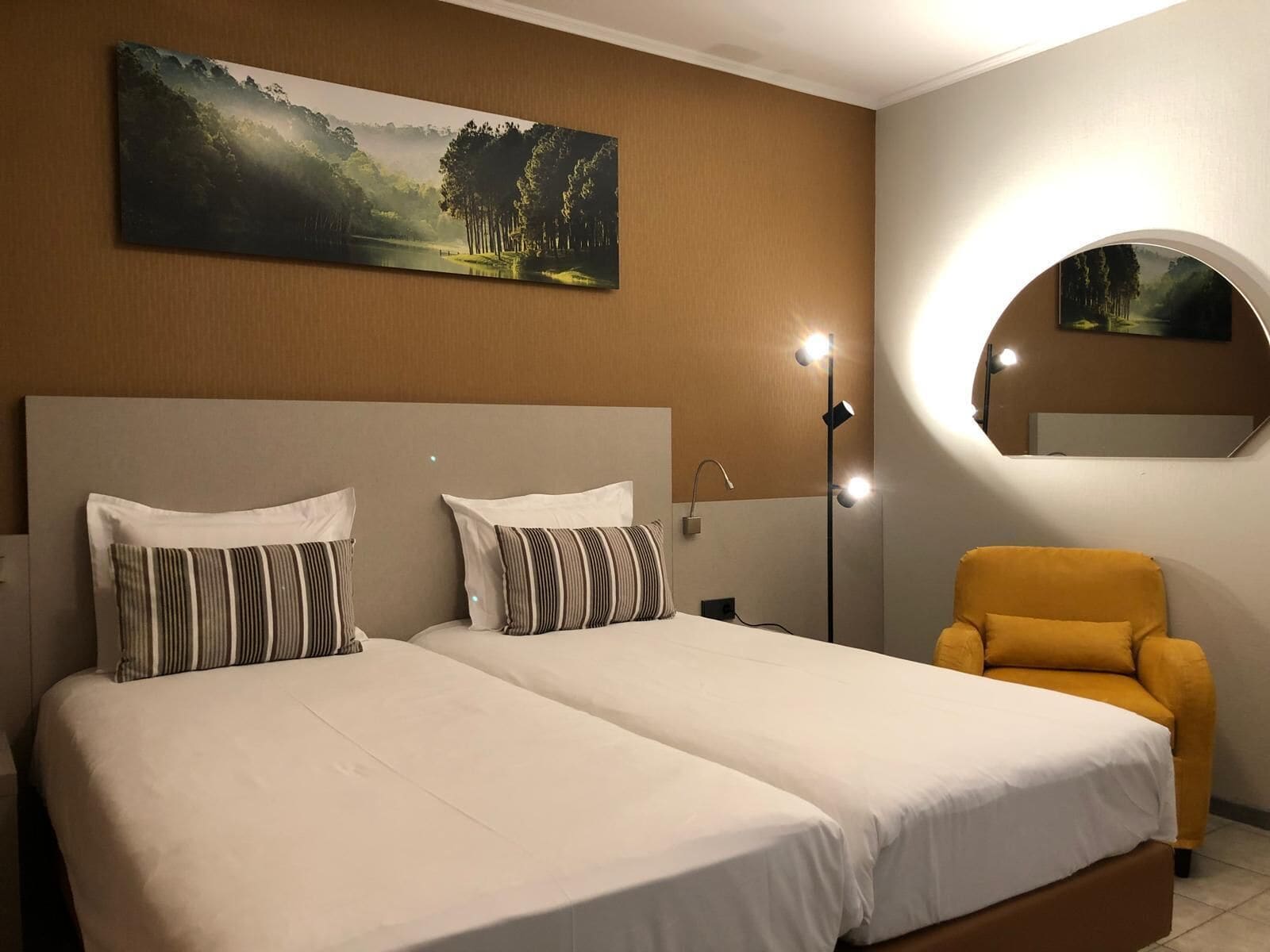 Habitació doble o amb dos llits individuals estàndard, bany privat | Caixa forta a l'habitació i mobiliari individual 