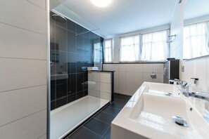 家庭樓中樓客房, 多張床, 廚房 | 浴室 | 淋浴設備、免費梳洗用品、風筒、提供毛巾
