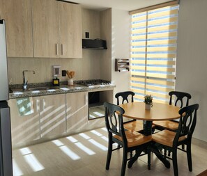 Kühlschrank, Mikrowelle, Geschirrspüler, Wasserkocher