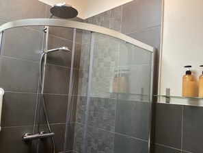 Een douche, een haardroger, handdoeken, zeep