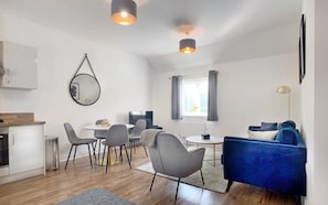 Living area - Bracknell - Maisonette, Parking, 2Bed (Bracknell)