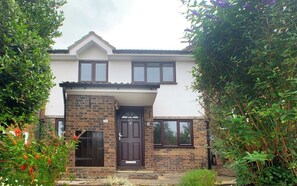 Exterior detail - 2 Bed House, Parking, Pet Friendly (Guildford)