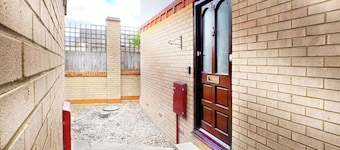 Hitchin - 2 Bedroom Coach House - With Parking
