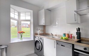 Private kitchen - Bracknell - Modern 2 Bedroom House - With Parking (Bracknell)