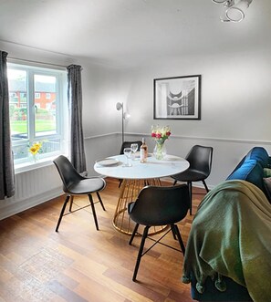 Dining - 2 Bed House, Communal Garden, Parking (Farnborough)