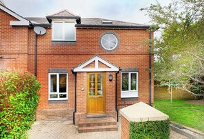 Exterior detail - 2 Bed House, Communal Garden, Parking (Farnborough)