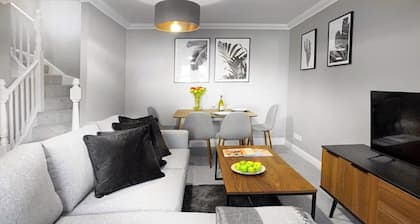 Woking - 2 Bedroom House - Parking