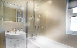 Bathroom - Woking - 2 Bedroom House - Parking (Knaphill)