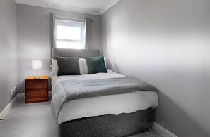 Room - Woking - 2 Bedroom House - Parking (Knaphill)