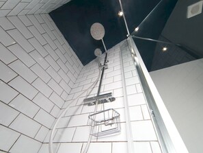 Shower, hair dryer, towels - Breeze Cottage  2 bed Beach property - Pass the Keys (Rhosneigr)